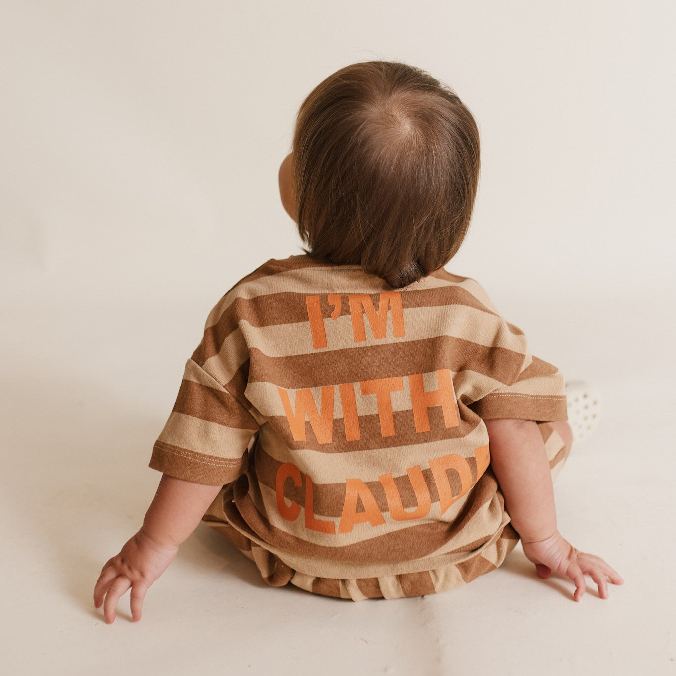 Losse t-shirt, gemaakt van 100% biologisch katoen.
Bruine
Beige 

Wasvoorschrift: Eerste wasbeurt altijd op koud. Daarna op 40°C, behalve kledingstukken met wol. Wassen met vergelijkbare kleuren. Niet weken, bleken of in de droger. 

I'm with Claude

Gemaakt in Turkije