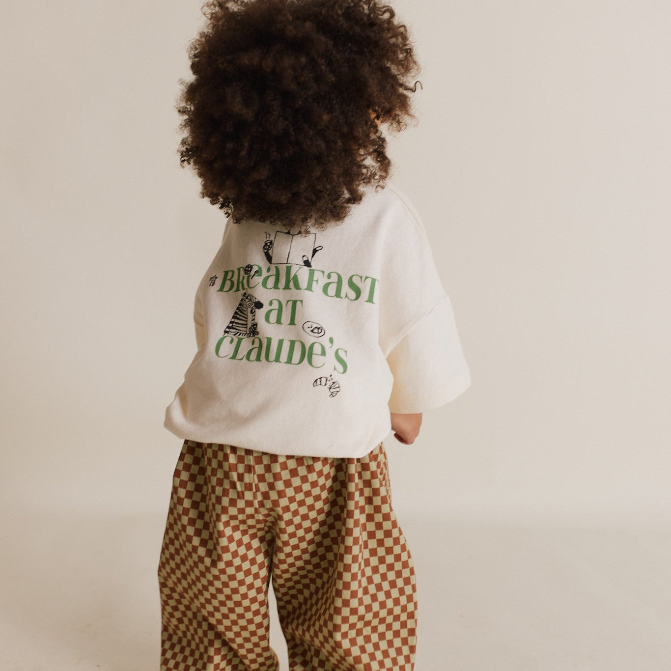 Zachte t-shirt met opschrift op de rug. Gemaakt van 100% biologisch katoen GOTS.

Wasvoorschrift: Eerste wasbeurt altijd op koud. Daarna op 40°C, behalve kledingstukken met wol. Wassen met vergelijkbare kleuren. Niet weken, bleken of in de droger.

Breakfast at claude's
Zebra

Gemaakt in Turkije