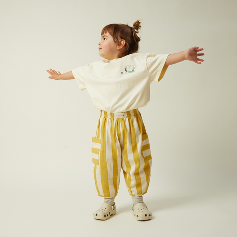 Oversized broek, gemaakt van 100% biologisch katoen GOTS.

Combineer met de Zebedee T-shirt.

Wasvoorschrift: Eerste wasbeurt altijd op koud. Daarna op 40°C, behalve kledingstukken met wol. Wassen met vergelijkbare kleuren. Niet weken, bleken of in de droger.&nbsp;

Gemaakt in India