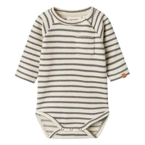 Lil'Atelier
SS25
Zachte body met lange mouwen, gemaakt van 80% biologisch katoen en 20% gerecycleerd katoen.
Romper
Jongen
Meisje 
Unisex romper
Stripes
Navy blue
Zachte romper