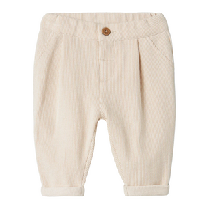 Regular fit broekje, met verstelbare taille. Gemaakt van 95% biologisch katoen, 4% polyester en 1% elastaan.

56 = 1-2 maanden
62 = 2-4 maanden
68 = 4-6 maanden
74 = 6-9 maanden
80 = 9-12 maanden
86 = 12-18 maanden

Wasvoorschrift: Eerste wasbeurt altijd op koud. Daarna op 40°C, behalve kledingstukken met wol. Wassen met vergelijkbare kleuren. Niet weken, bleken of in de droger.

Gemaakt in China