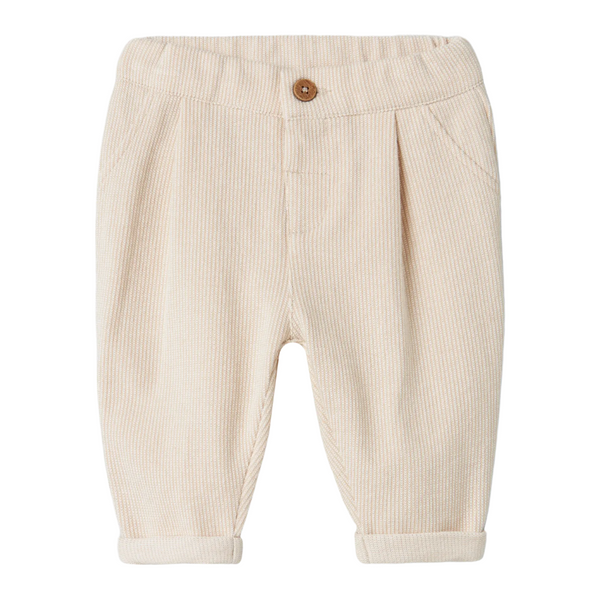 Regular fit broekje, met verstelbare taille. Gemaakt van 95% biologisch katoen, 4% polyester en 1% elastaan.

56 = 1-2 maanden
62 = 2-4 maanden
68 = 4-6 maanden
74 = 6-9 maanden
80 = 9-12 maanden
86 = 12-18 maanden

Wasvoorschrift: Eerste wasbeurt altijd op koud. Daarna op 40°C, behalve kledingstukken met wol. Wassen met vergelijkbare kleuren. Niet weken, bleken of in de droger.

Gemaakt in China