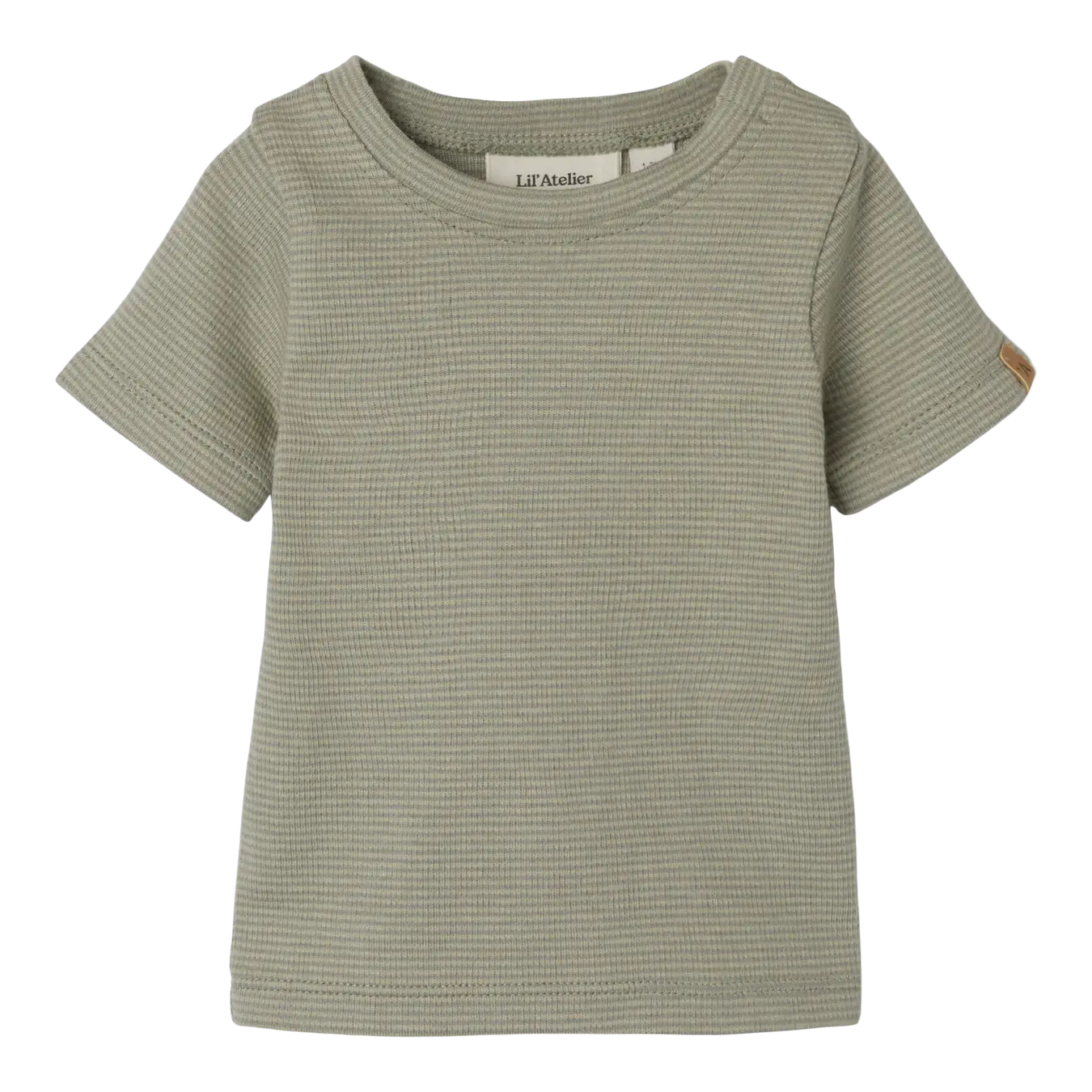 Zachte t-shirt, gemaakt van 80% biologisch katoen en 20% gerecycleerd katoen.
Baby
Newborn 

56&nbsp;= 1-2 maanden
62 = 2-4 maanden
68&nbsp;= 4-6 maanden
74&nbsp;= 6-9 maanden
80 = 9-12 maanden
86 = 12-18 maanden

Wasvoorschrift: Eerste wasbeurt altijd op koud. Daarna op 30°C, behalve kledingstukken met wol. Wassen met vergelijkbare kleuren. Niet weken, bleken of in de droger.

Gemaakt in China