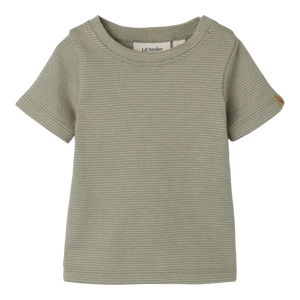 Zachte t-shirt, gemaakt van 80% biologisch katoen en 20% gerecycleerd katoen.
Baby
Newborn 

56&nbsp;= 1-2 maanden
62 = 2-4 maanden
68&nbsp;= 4-6 maanden
74&nbsp;= 6-9 maanden
80 = 9-12 maanden
86 = 12-18 maanden

Wasvoorschrift: Eerste wasbeurt altijd op koud. Daarna op 30°C, behalve kledingstukken met wol. Wassen met vergelijkbare kleuren. Niet weken, bleken of in de droger.

Gemaakt in China