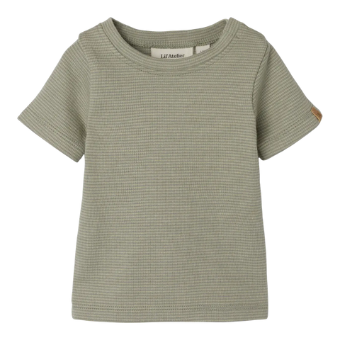 Zachte t-shirt, gemaakt van 80% biologisch katoen en 20% gerecycleerd katoen.
Baby
Newborn 

56&nbsp;= 1-2 maanden
62 = 2-4 maanden
68&nbsp;= 4-6 maanden
74&nbsp;= 6-9 maanden
80 = 9-12 maanden
86 = 12-18 maanden

Wasvoorschrift: Eerste wasbeurt altijd op koud. Daarna op 30°C, behalve kledingstukken met wol. Wassen met vergelijkbare kleuren. Niet weken, bleken of in de droger.

Gemaakt in China